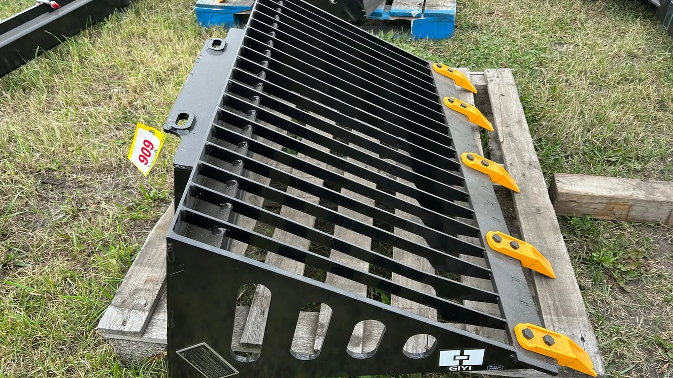 2026 GIYI MINI SKID STEER ROCK BUCKET GY-RB44 S/N ZT-X YSCD2607235