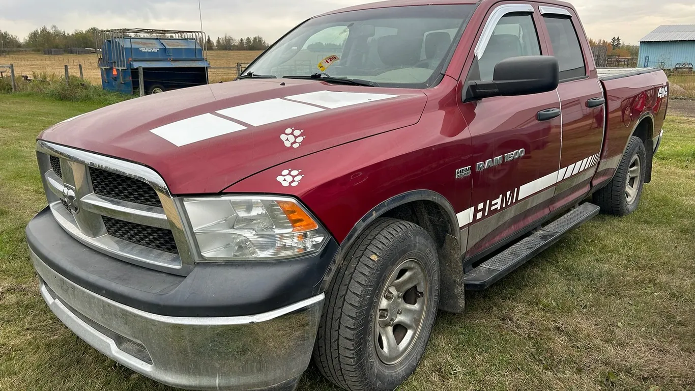 2012 DODGE RAM ST 1500 P/U TRUCK, 4X4, 5.7L HEMI GAS ENG., A/T, CREW CAB, 5.5FT BOX, 419,004 KM SHOWING, VIN 1C6RD7FT5CS339844 **NEW HOOD, FENDERS, RU