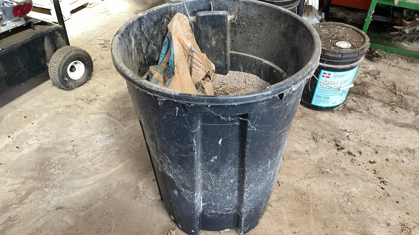 32-Gallon Trash Can with Floor Dry
