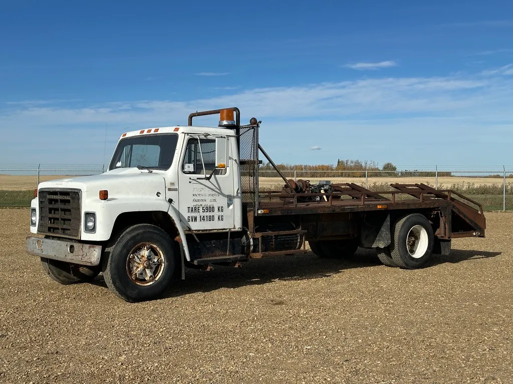 1978 International S/A Flat Deck Truck w/Ramps