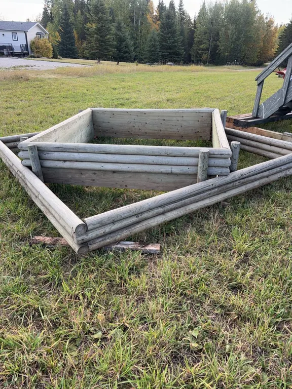 Solid One-Piece Wooden Planter Box