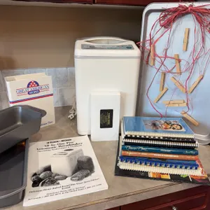 Black & Decker Breadmaker With Pans & Cookbooks