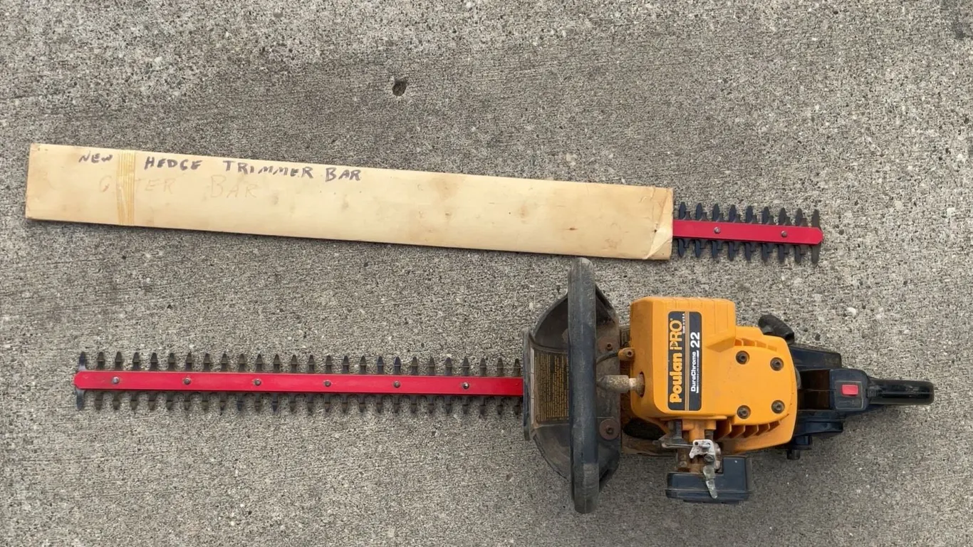 Poulan Pro 22 Hedge Trimmer With New Replacement Hedge Trimmer Bar Included