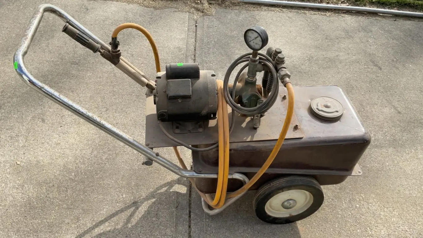 Universal P-315 Power Sprayer 10 Gallon with Tamper Motor and Pressure Gauge