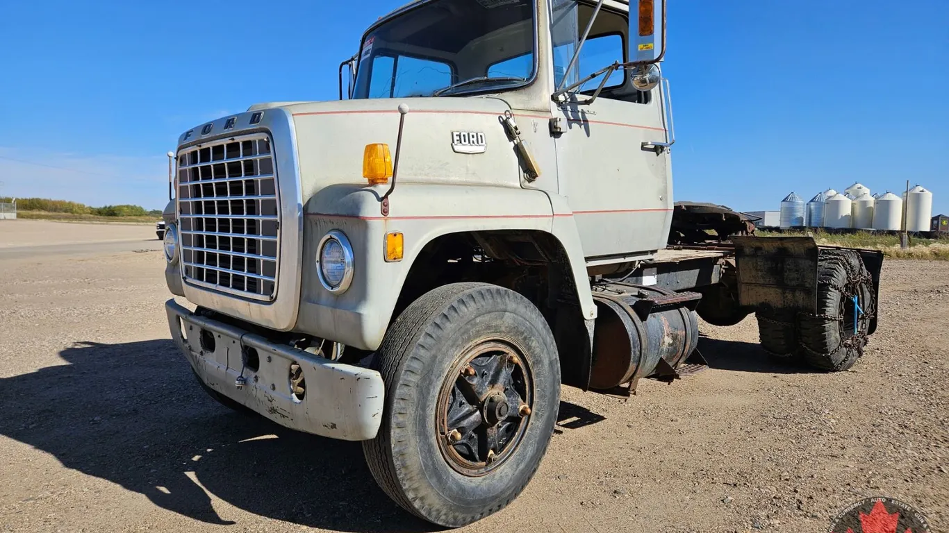 TRUCK TRACTOR: Ford N-900: Single Axle: 534SD V8 Gasoline