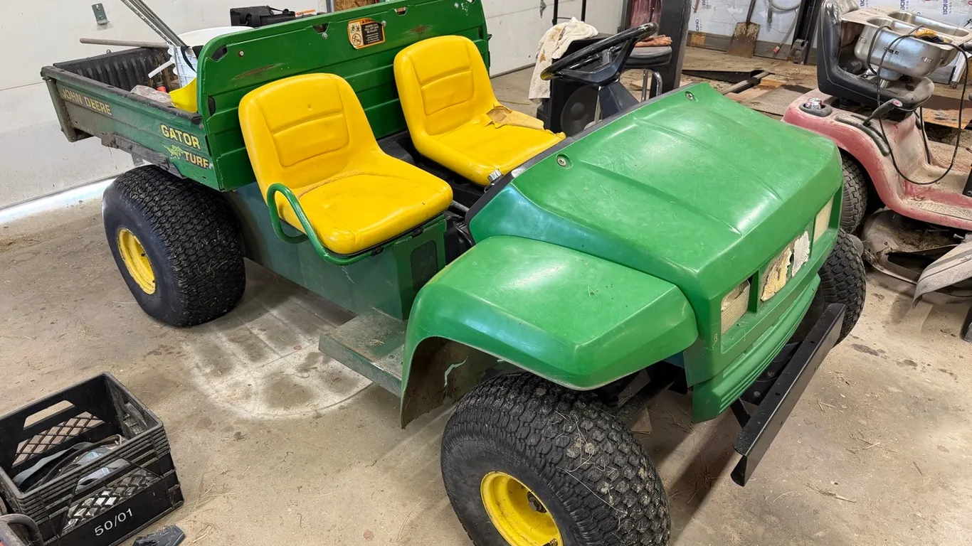 John Deere 2wd Turf Gator w/ Utility box