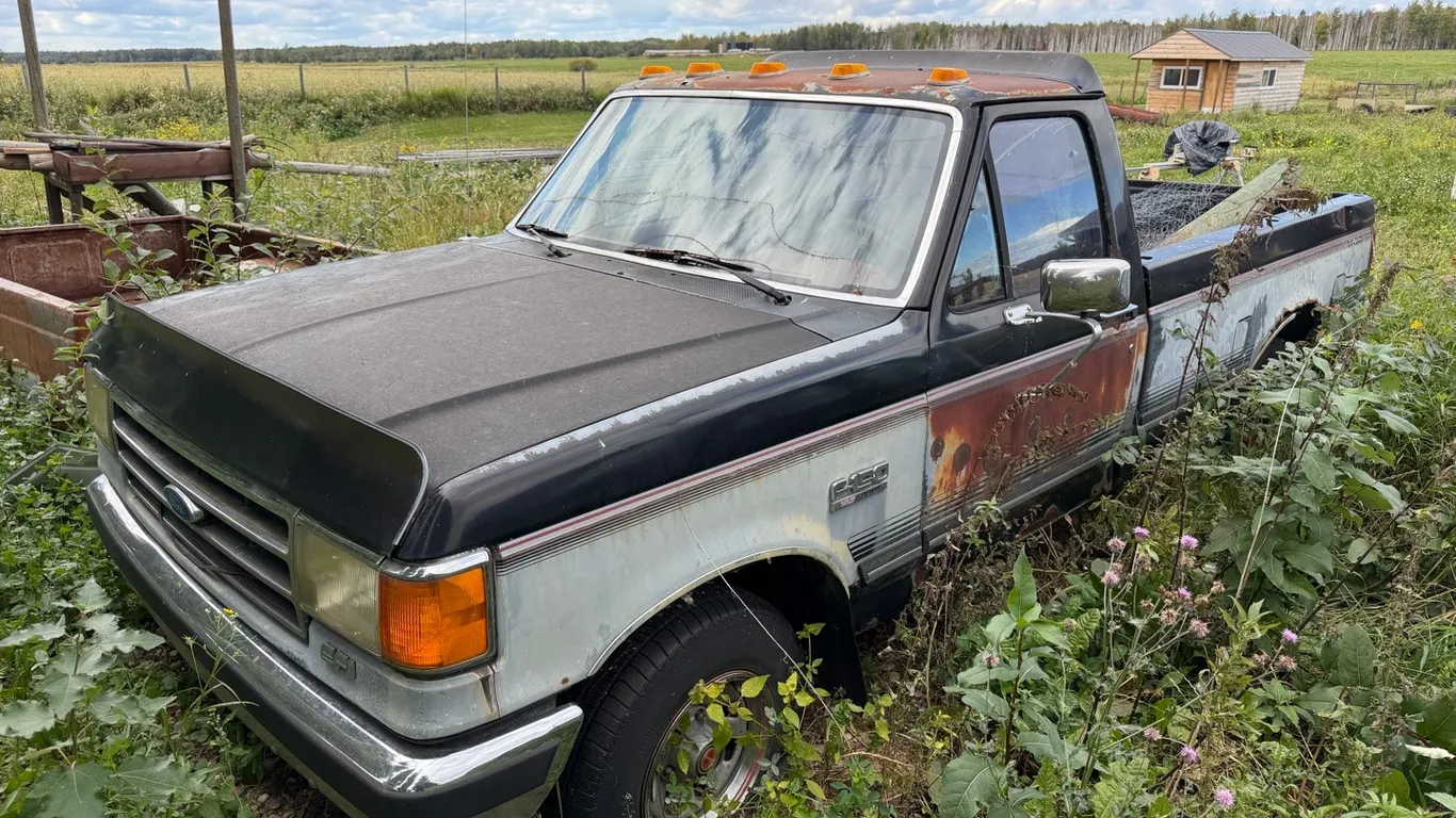 1989 Ford F150 Truck, Auto, V2TEF15N9KCB33687 *See Pictures **This item SOLD LIVE ON-SITE ONLY!!