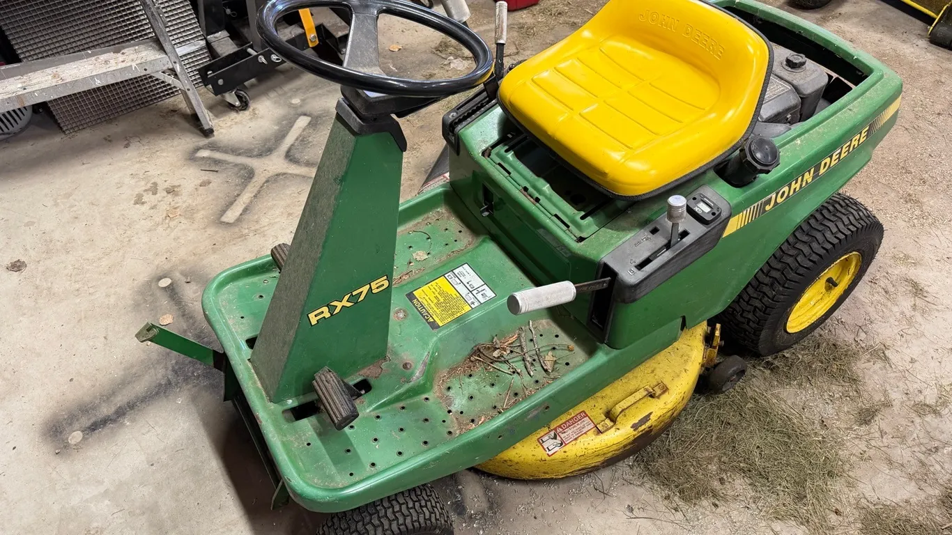 Lawnmowers & Lawn Tractors *See Pictures **This item SOLD LIVE ON-SITE ONLY!!