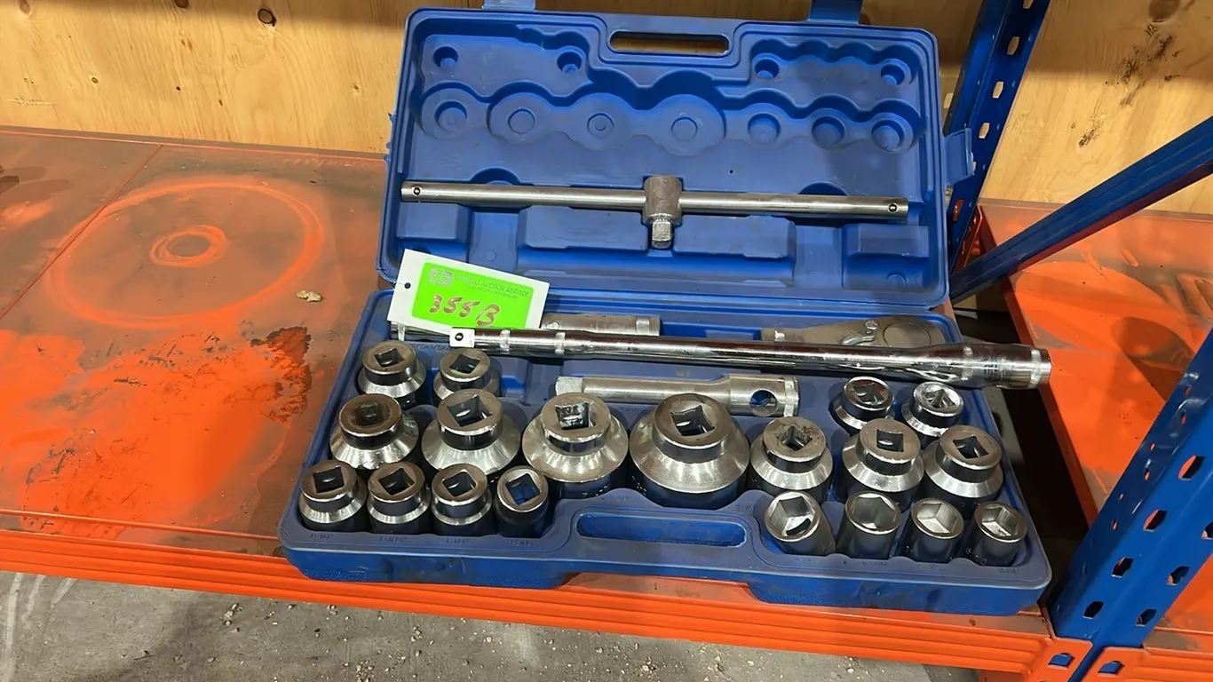 (26) Piece 3/4"-1" Socket Set with Breaker Bar, Rachet and Crossover