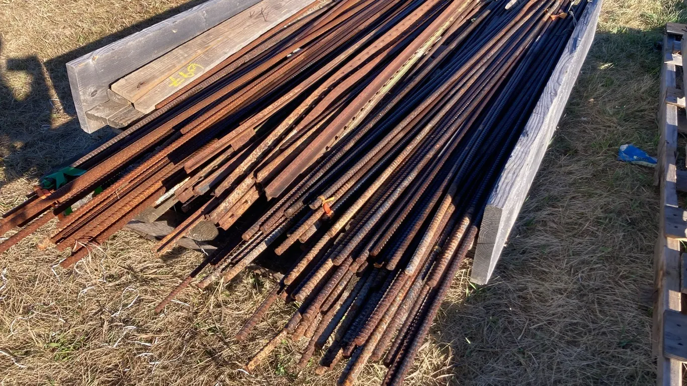Pallet with Large Assortment of "T" Posts and 7'x8' 1/2" Rebar