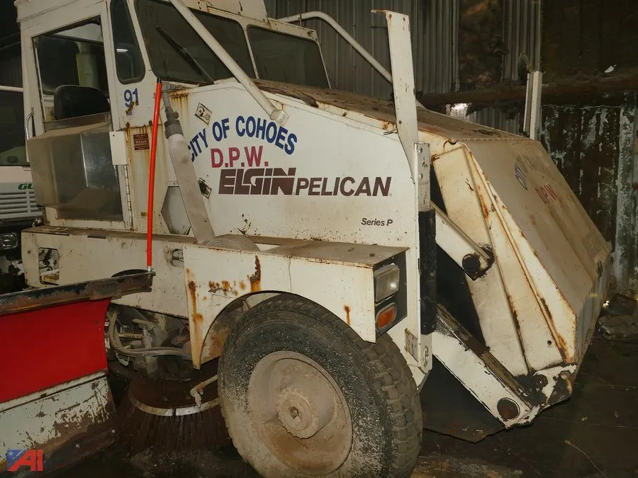 (#26-91) 1994 Elgin Pelican Series-P Street Sweeper