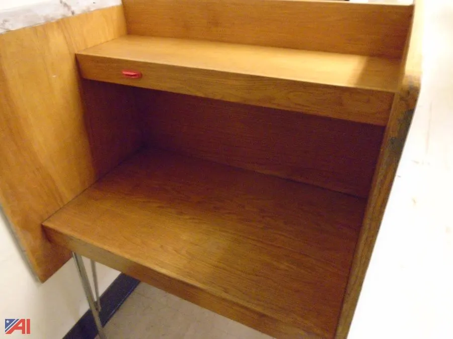 (1) Wooden Study Carrel