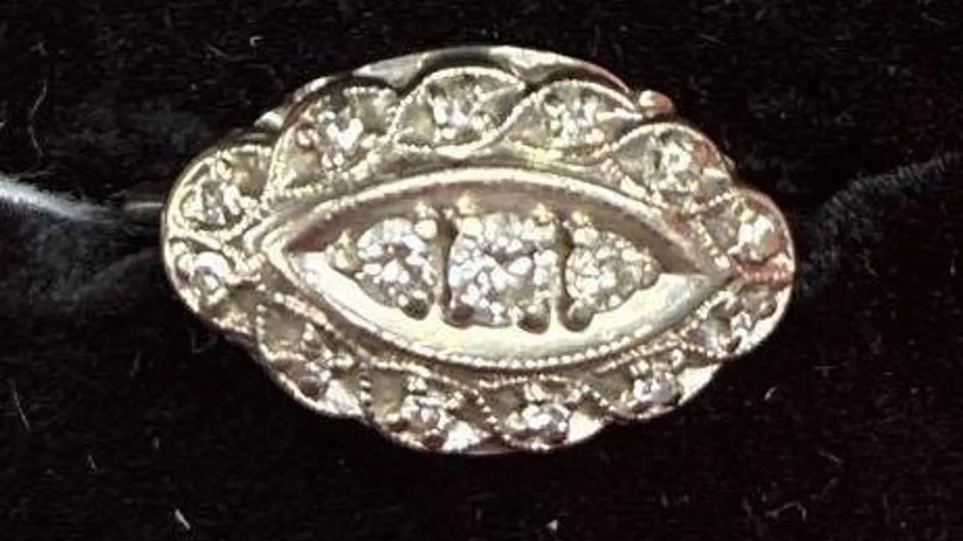 14K WHITE GOLD DIAMOND RING
