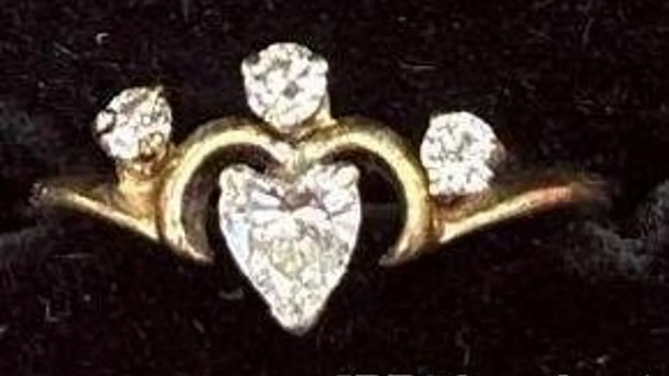 14K WHITE GOLD DIAMOND HEART RING