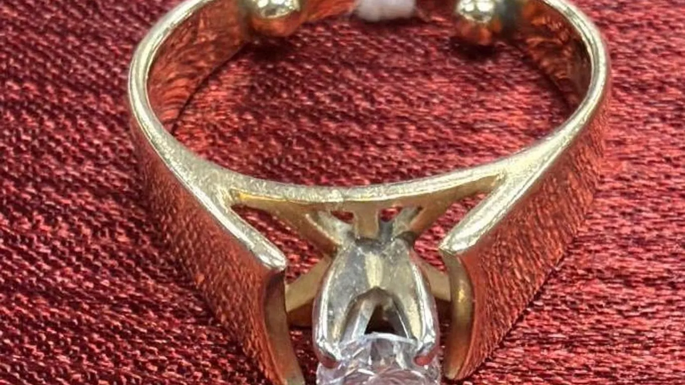 GOLD RING UNMARKED WITH STONE