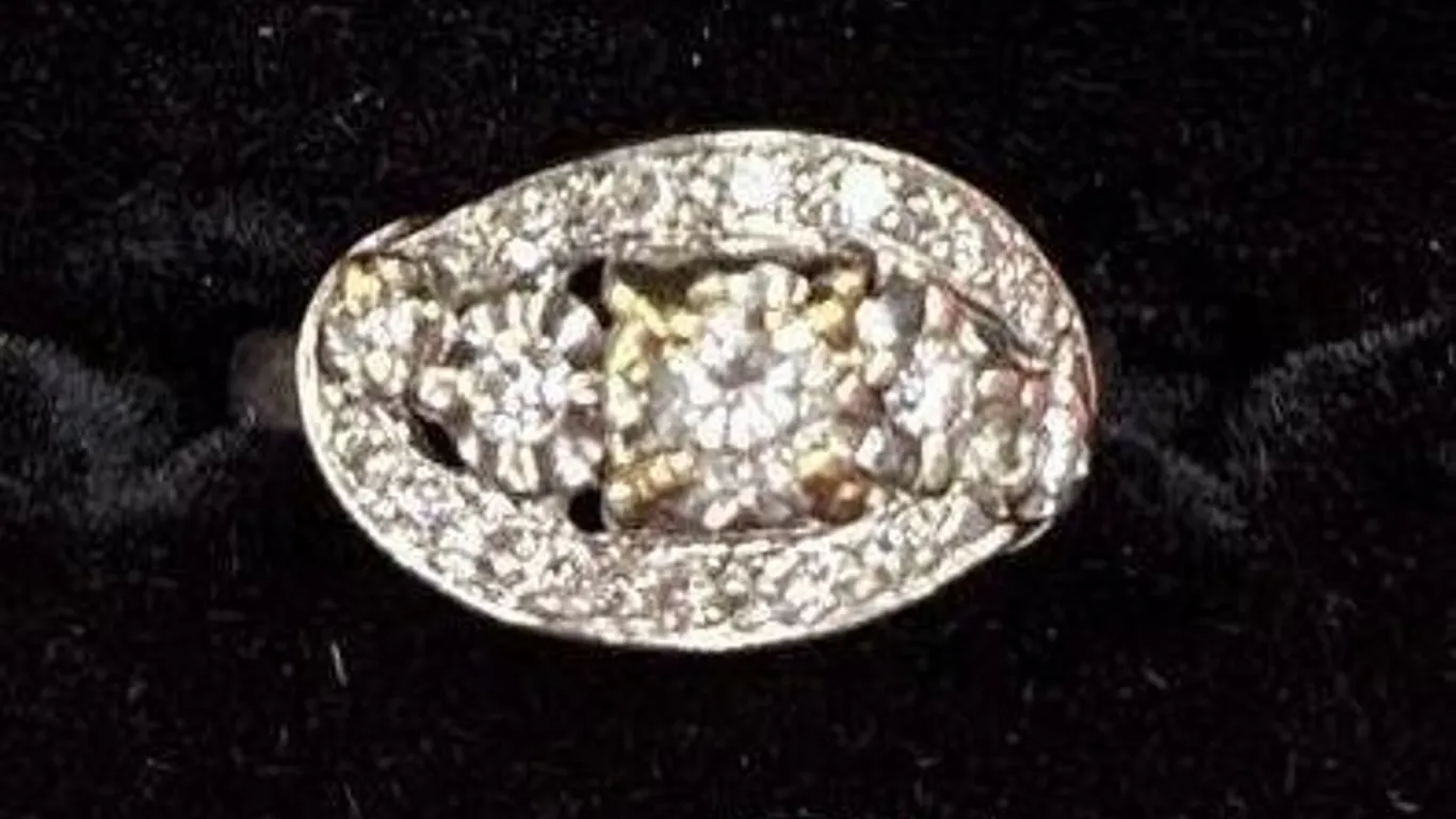 14K WHITE GOLD DIAMOND RING