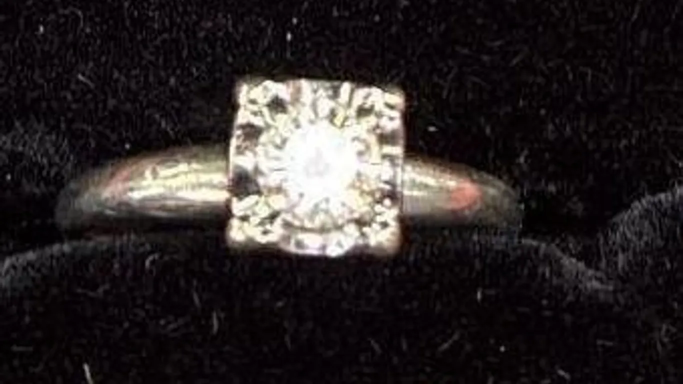 14K WHITE GOLD DIAMOND RING
