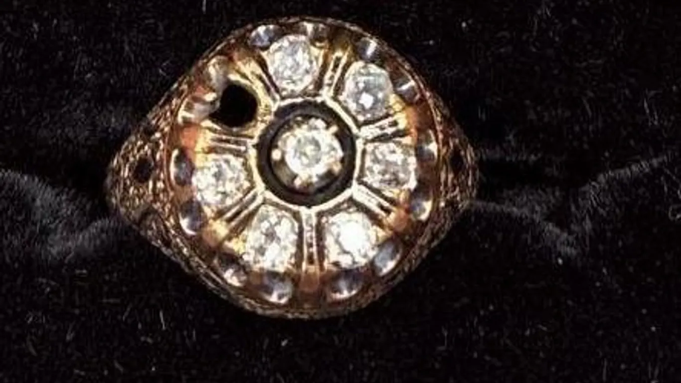UNMARKED GOLD-TONE RING