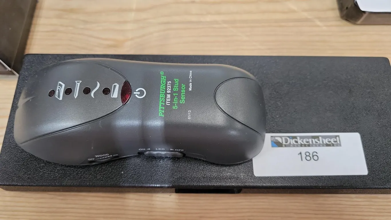 STUD FINDER AND CALIPER