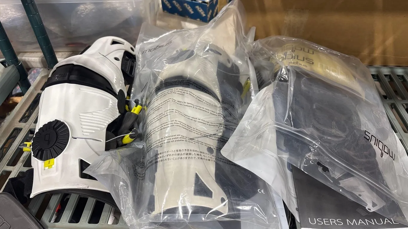 MOBIUS KNEE BRACES