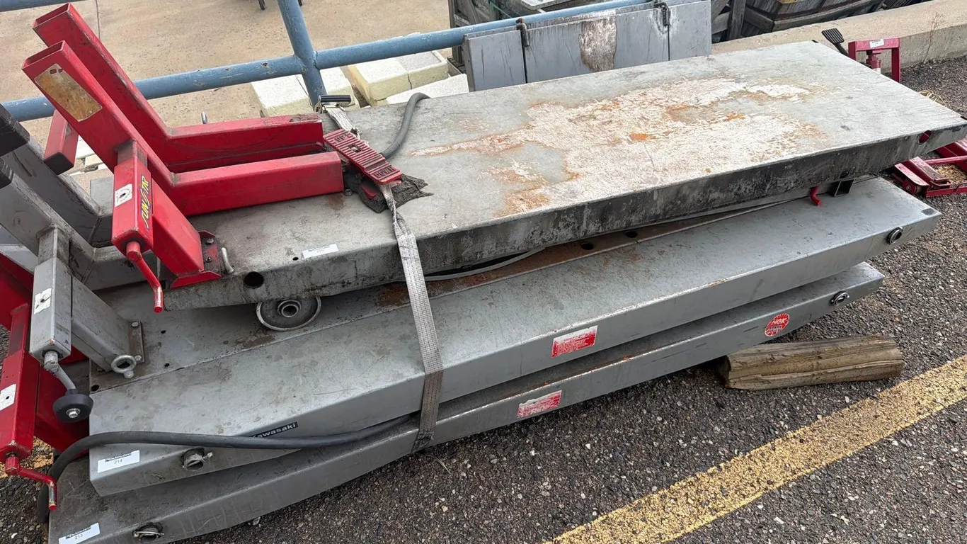 SUN STAR PNEUMATIC MOTORCYCLE LIFT, QTY (1)