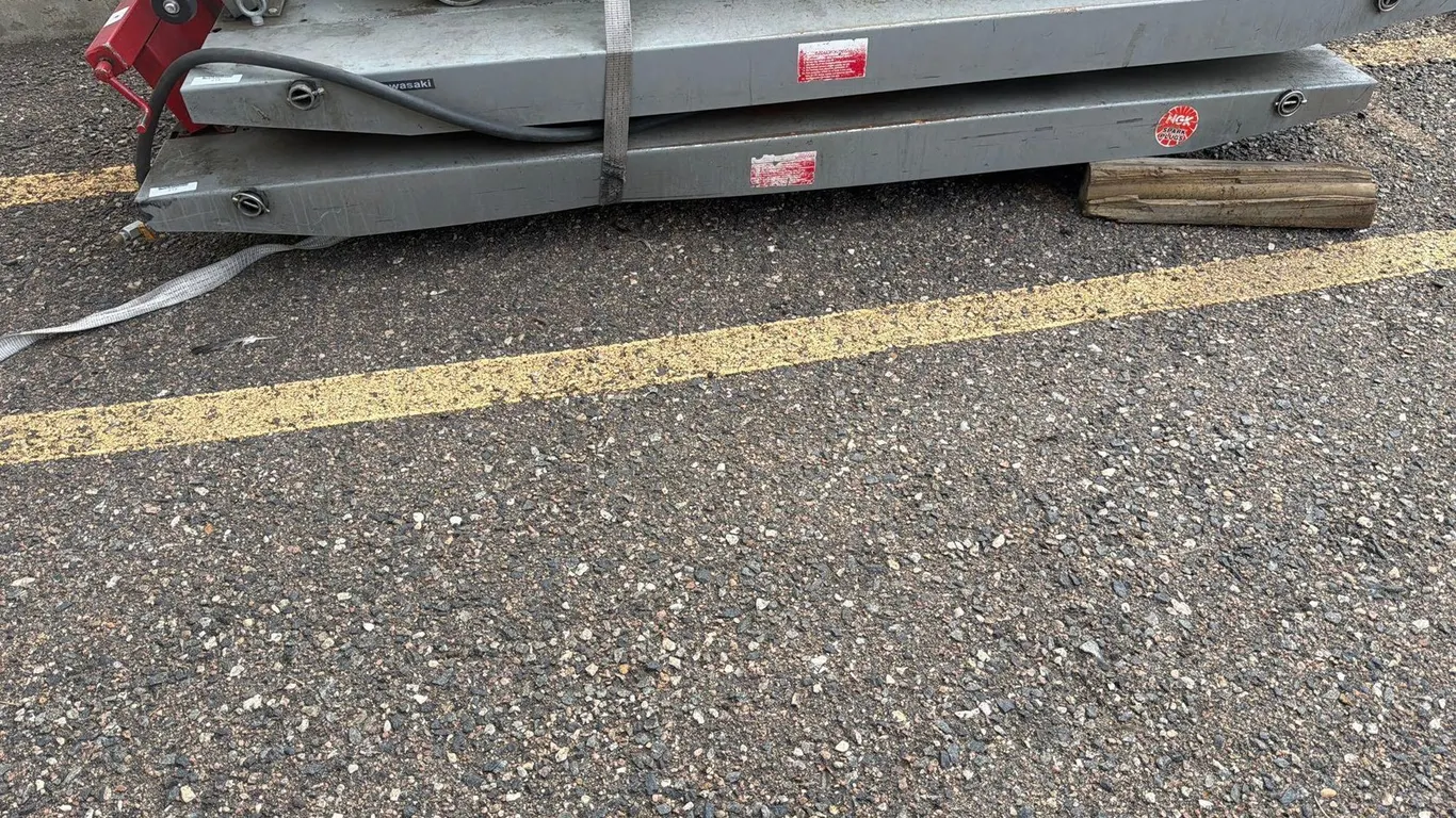 PNEUMATIC MOTORCYCLE LIFT, QTY (1)
