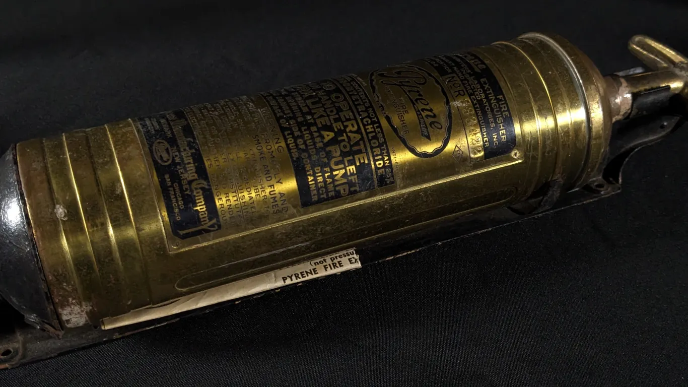 PYRENE BRASS FIRE EXTINGUISHER WITH WALL BRACKET & INSTRUCTIONS