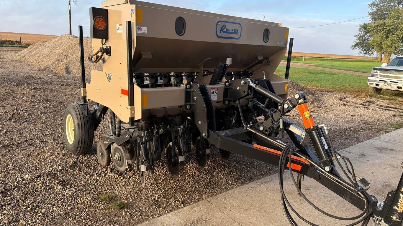 Remlinger 2300 7ft Pull Type Seeder--1 Owner