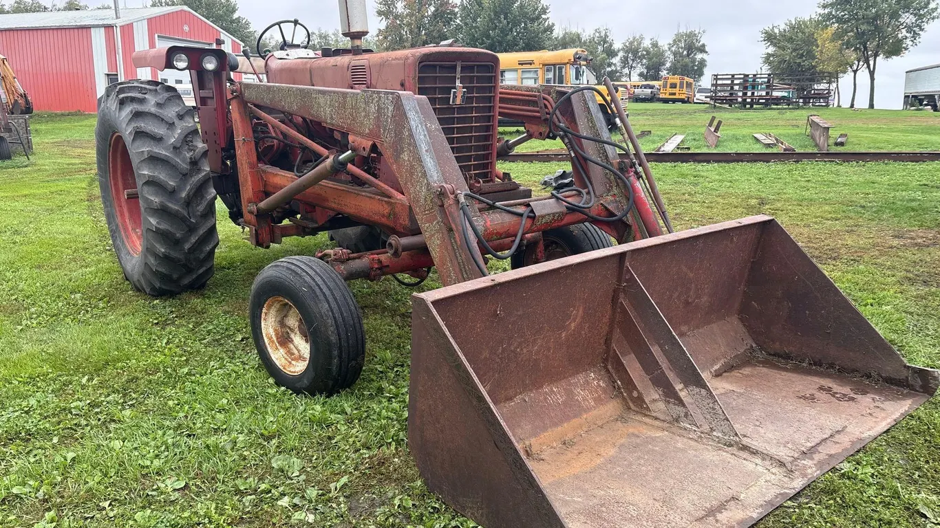 International 656 Gas With WL40 Loader