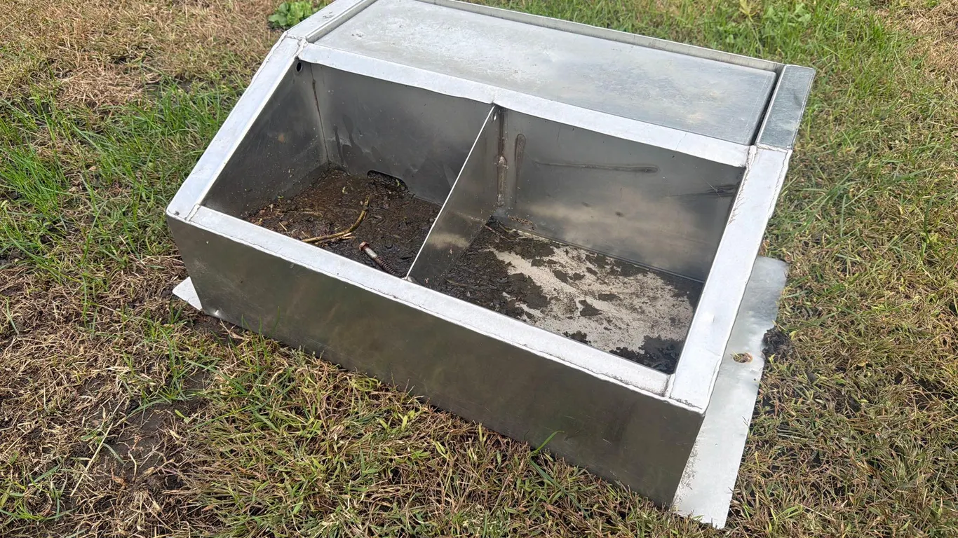 2-Hole Stainless Steel Hog Fountain