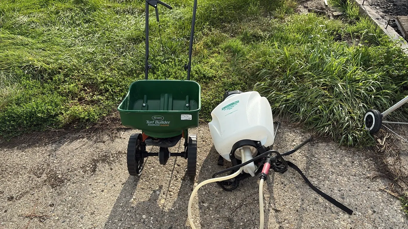 Scotts Broadcast Spreader & 15L Backpack Sprayer