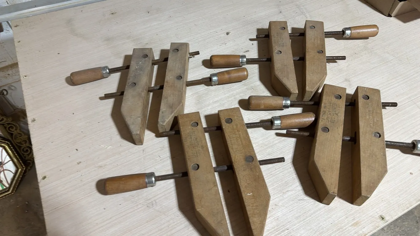 Adjustable wood screw clamps
