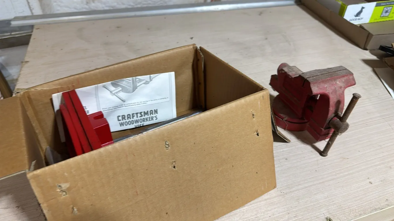 Bench vise, woodworking vise