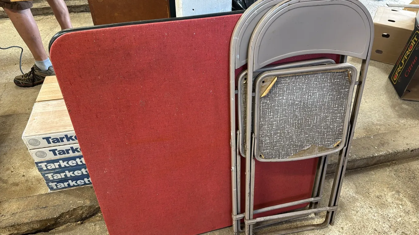 Card table, 2 folding chairs
