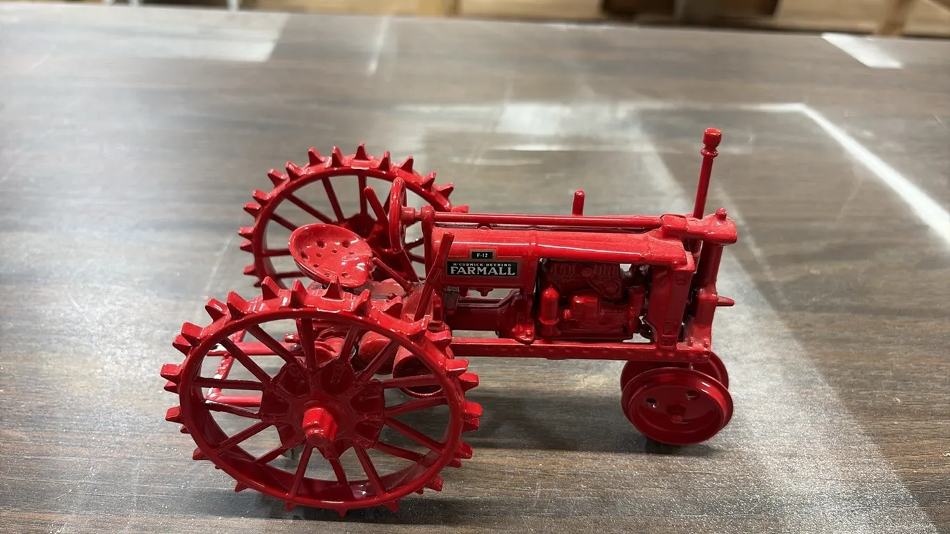 1/16 Farmall F-12 Tractor