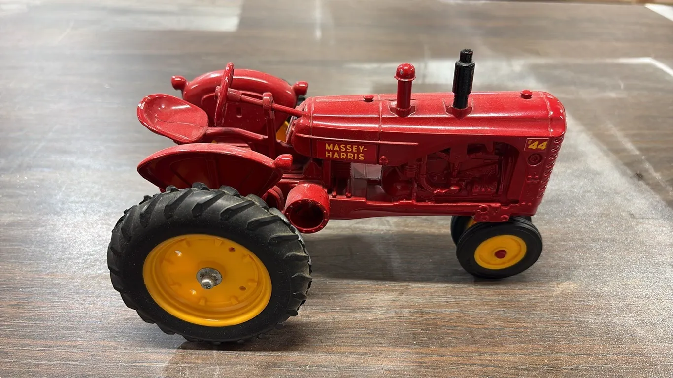 1/16 Massey Harris 44 Tractor