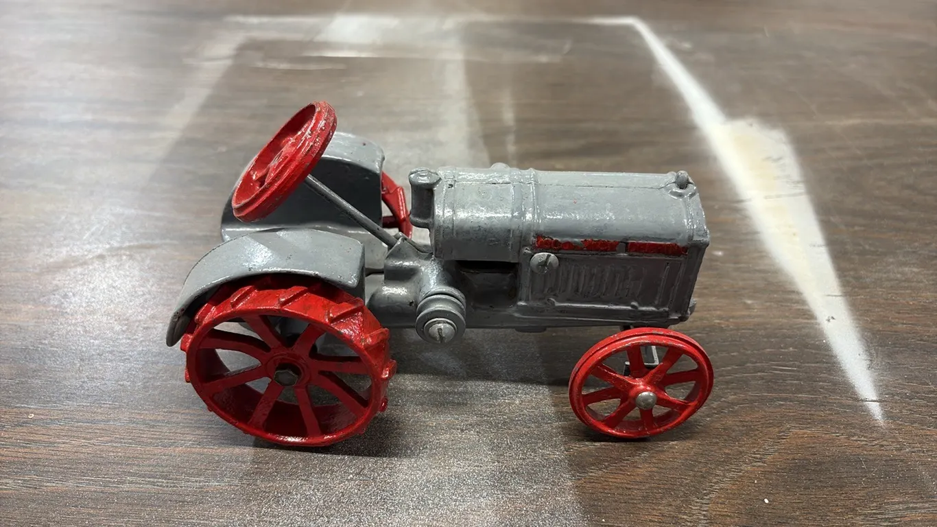 1/16 McCormick Deering Tractor