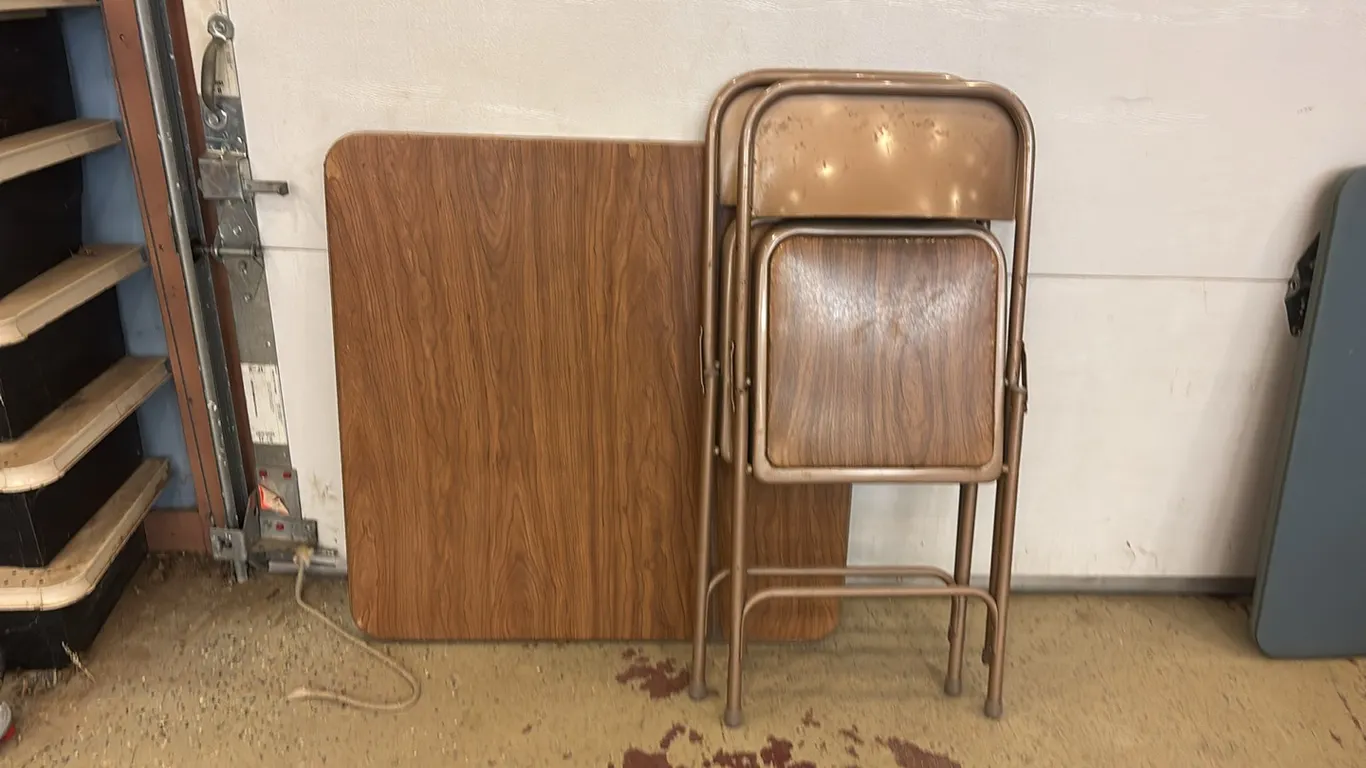Card table with 2 chairs