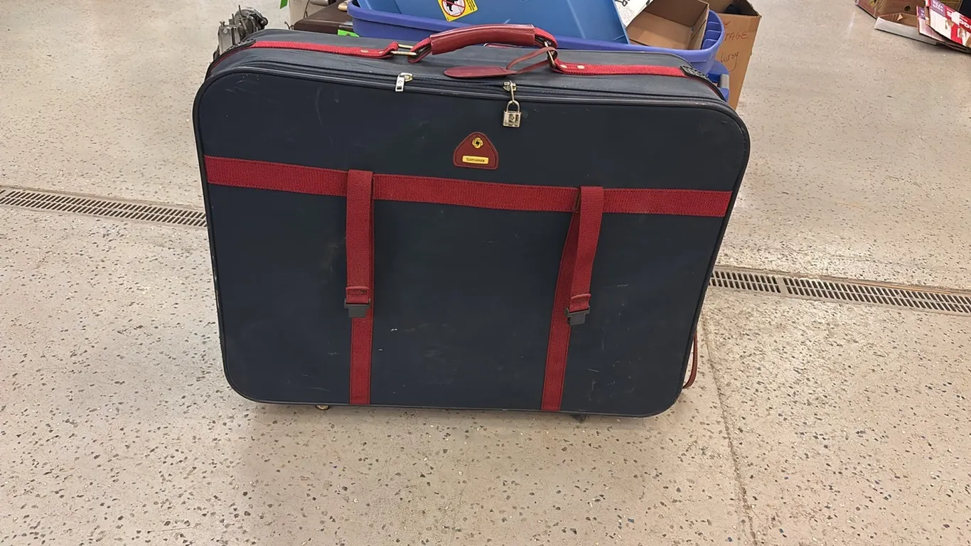 Samsonite suit case