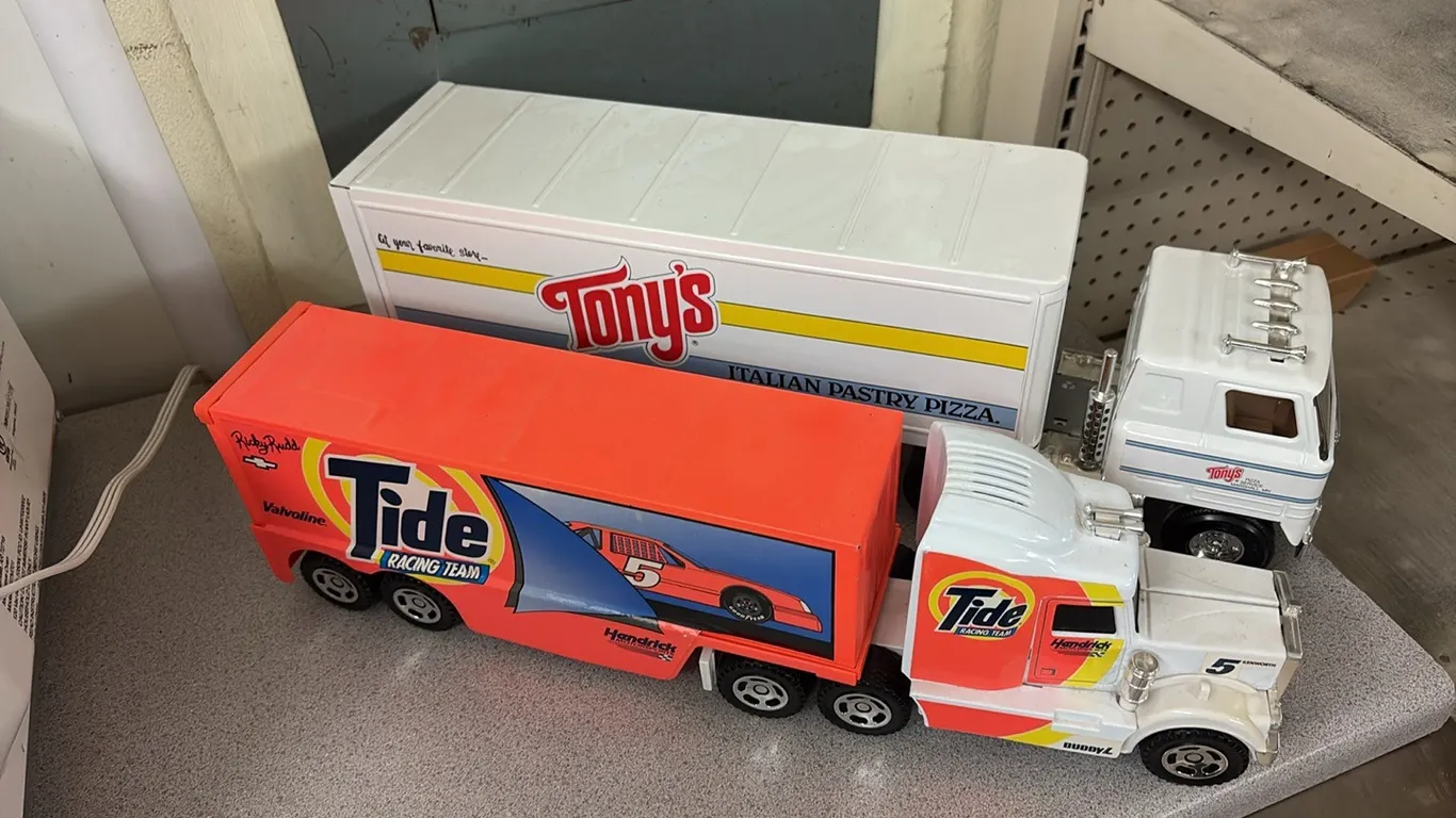 Tonys Pizza & Tide Trucks