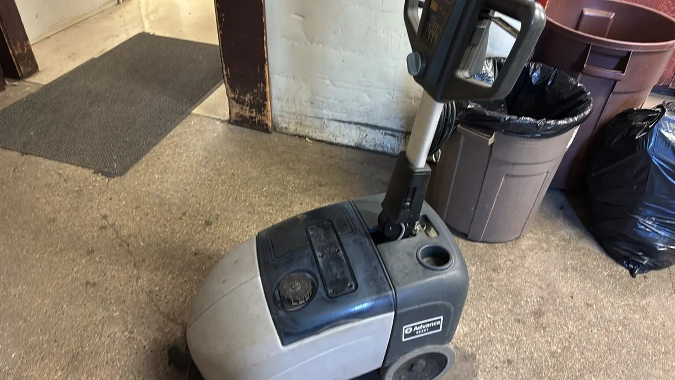 Advance SC351 floor scrubber