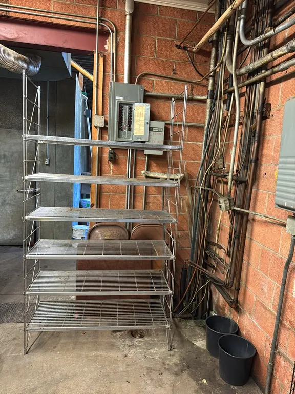 Metal shelving unit
