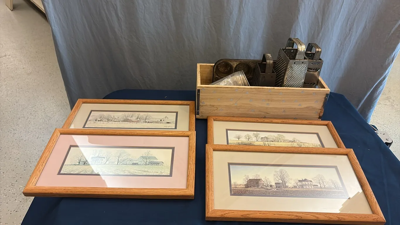 Crate w/ Cheese Graders & Picture Set