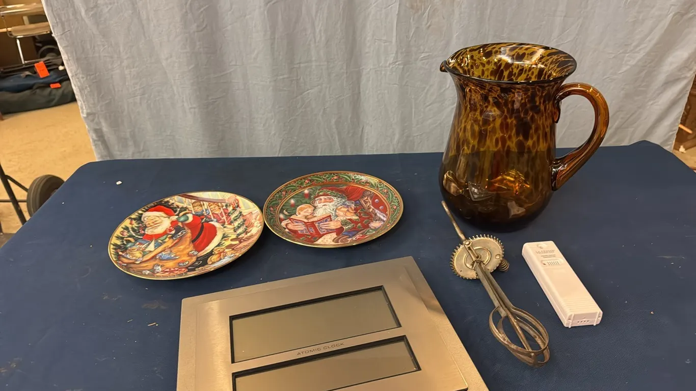 Pitcher, decor plates