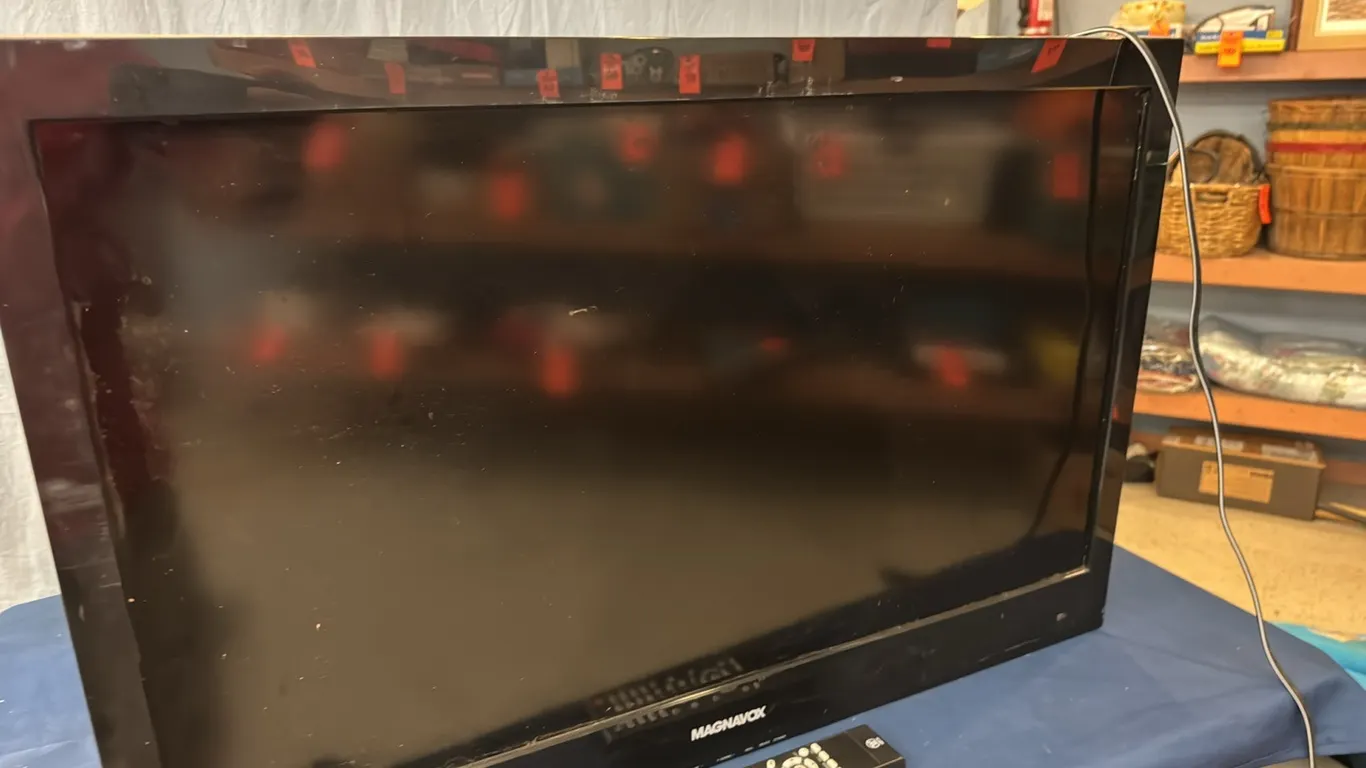 Magnavox tv with wall mount