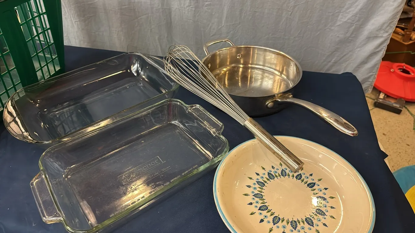 Fry pan, baking pans, wisp