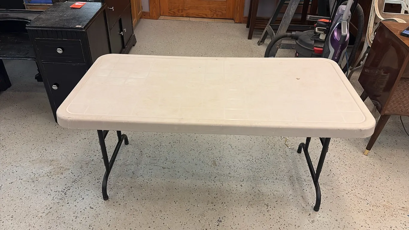 4’ Plastic Table