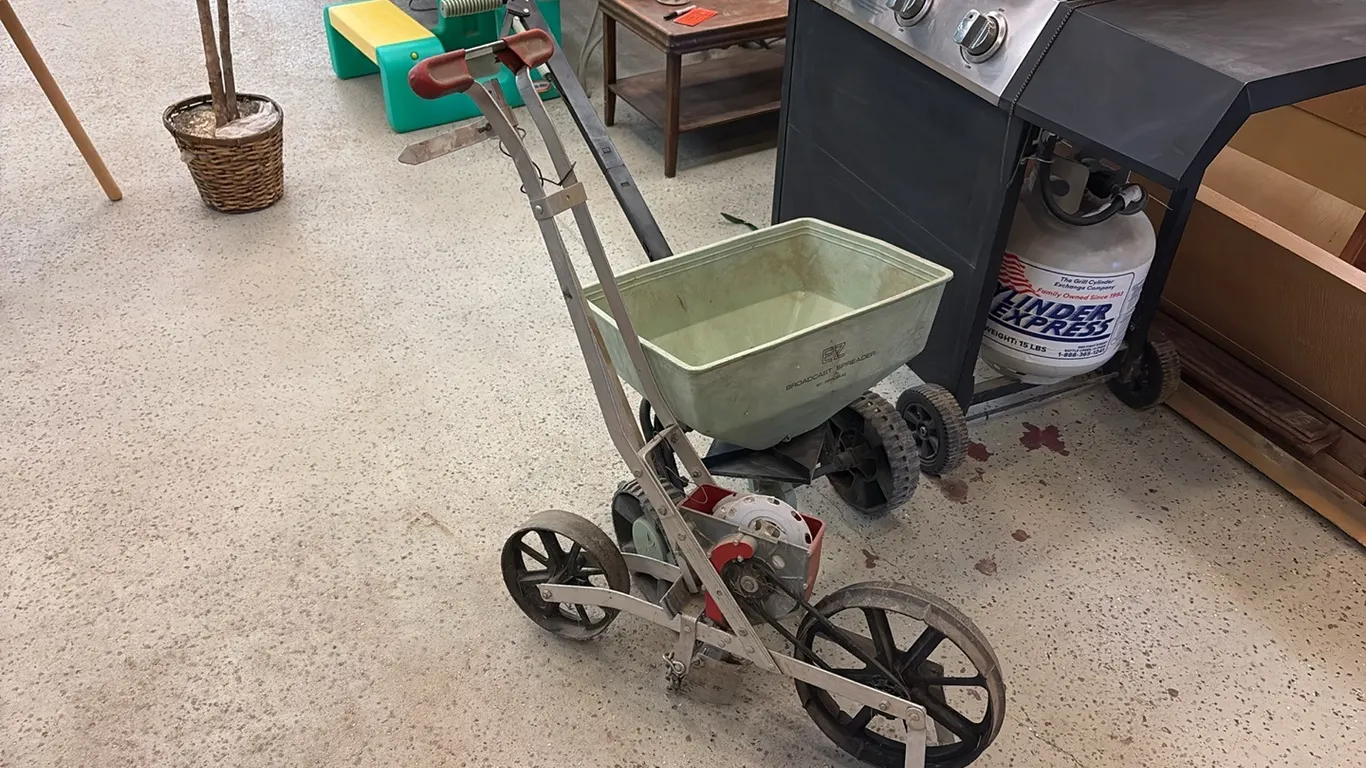 Lawn & Garden Seeder