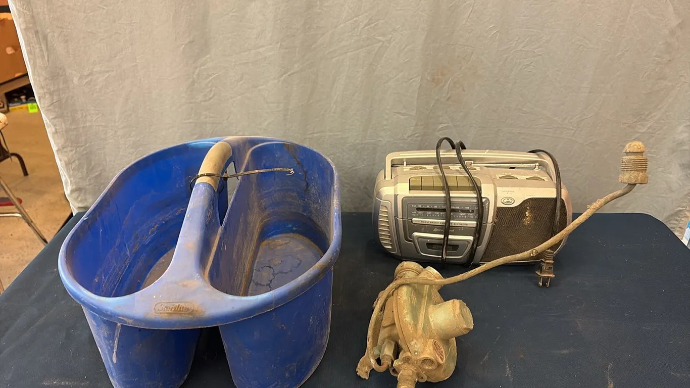 Tub w/ Gas Regulator & Radio