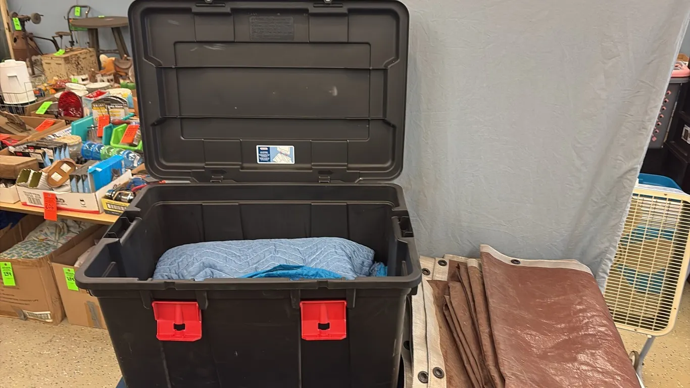 Sterelite Tote w/ Tarp & Moving Blanket